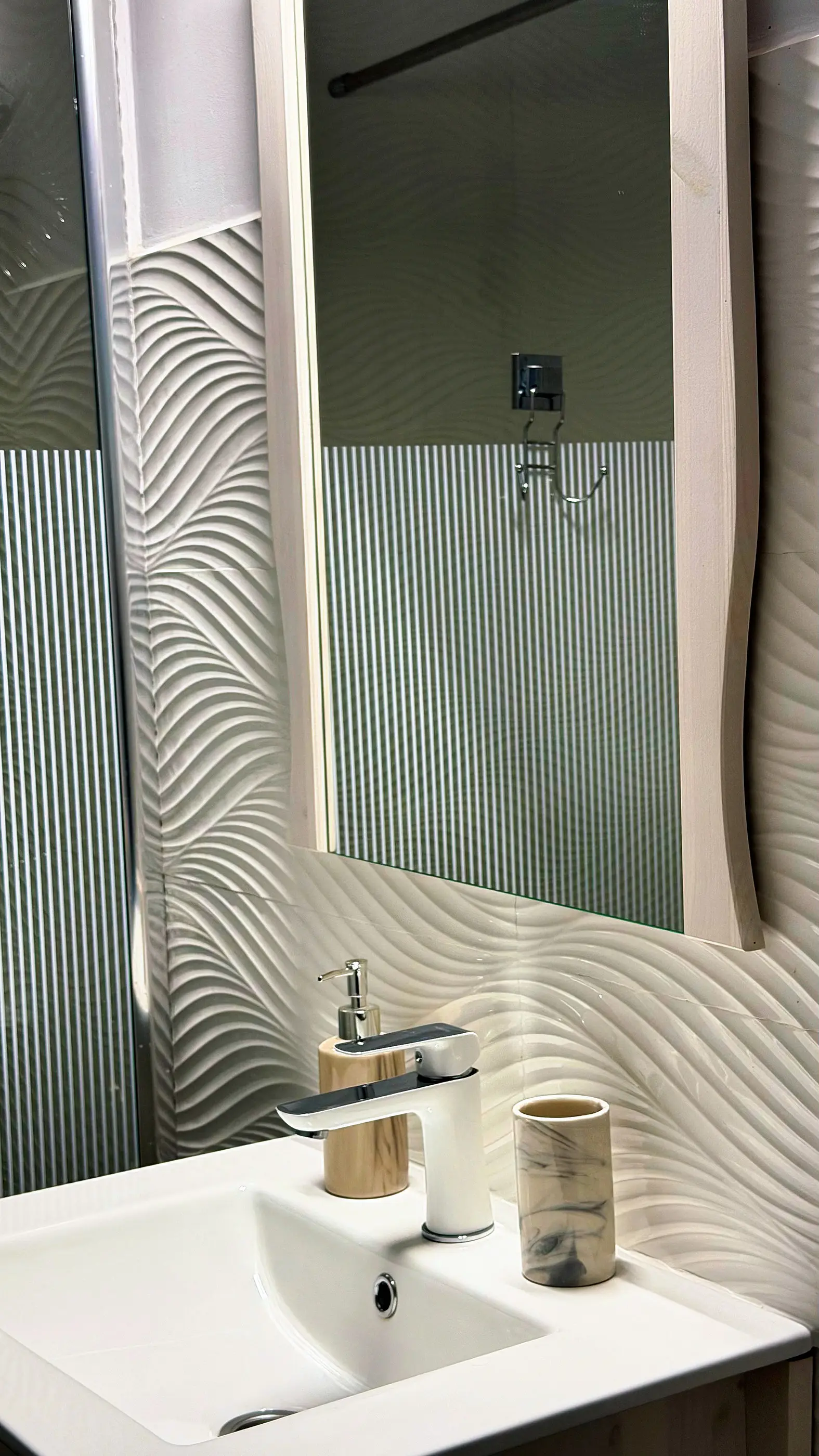 Detaliu: baterie și accesorii la lavoar